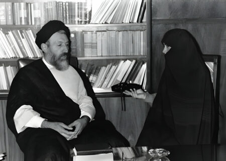آیت الله بهشتی: تا جایی که رئیس جمهور در خط انقلاب باشد از او حمایت میکنیم/از همان ابتدا می دانستیم بازرگان توان اداره انقلابی کشور را ندارد